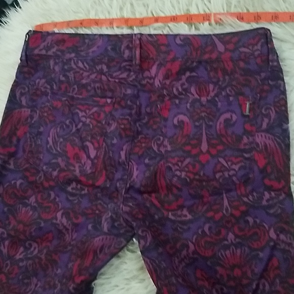 Isaac Mizrahi Jeans Cool Purple & Red Pattern sz 8 - Picture 3 of 3